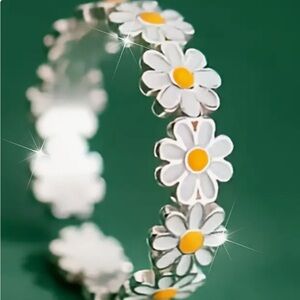 Charming Daisy Silver Ring